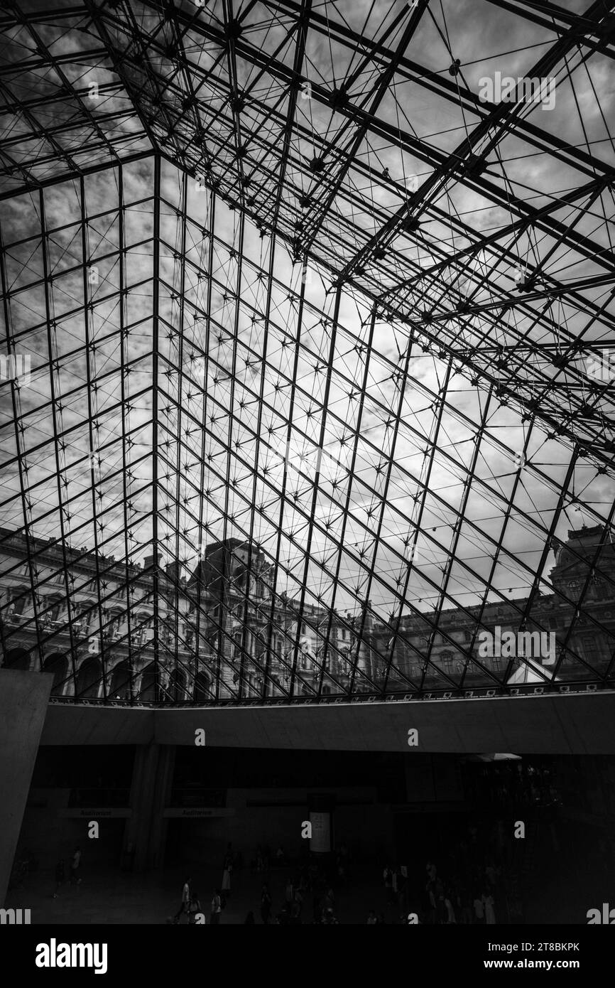 La vista da sotto la piramide al Museo del Louvre, Parigi, Francia. Foto Stock