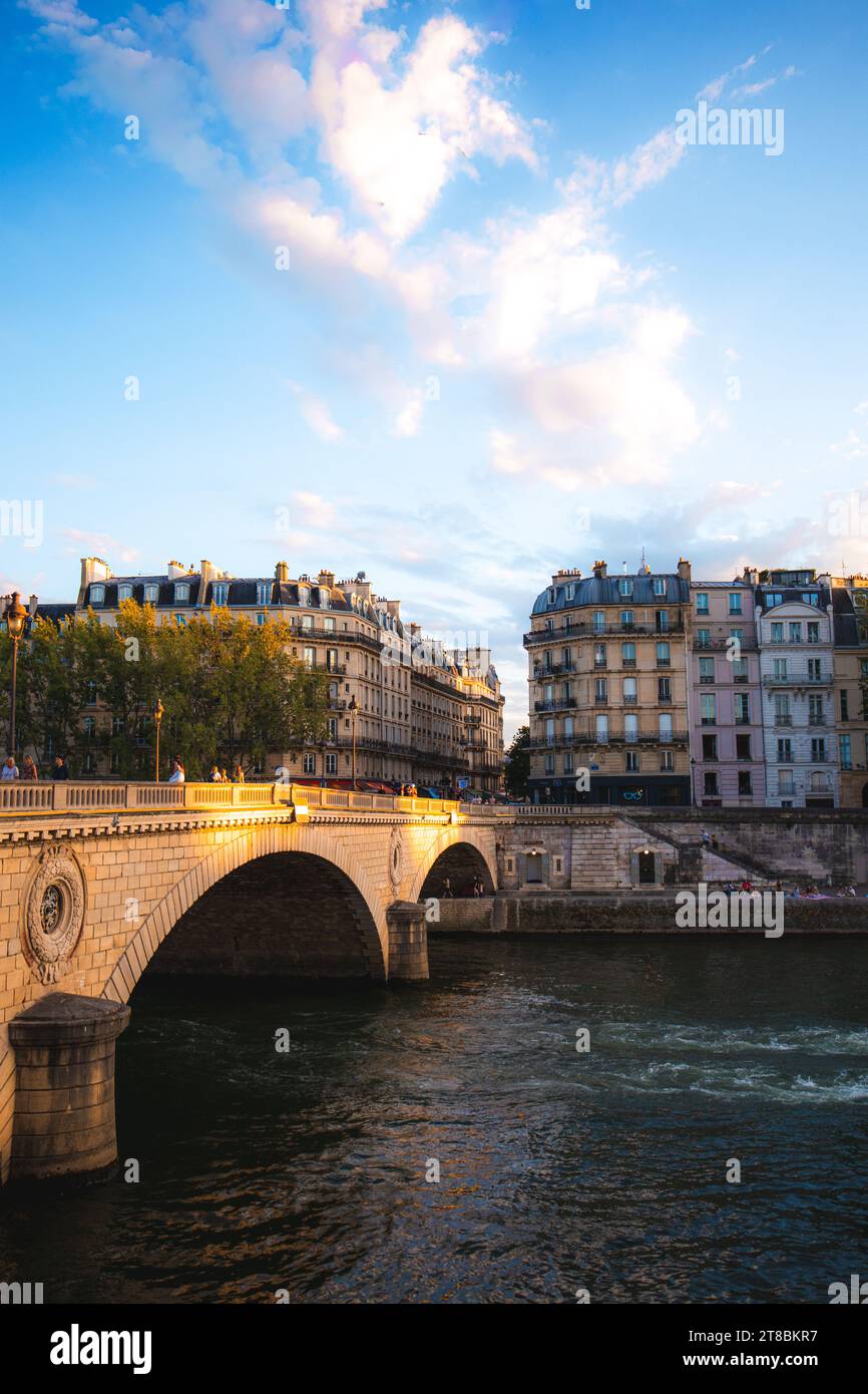 Pont Louis-Philippe e Île Saint-Louis durante l'ora d'oro a Parigi, in Francia. Foto Stock