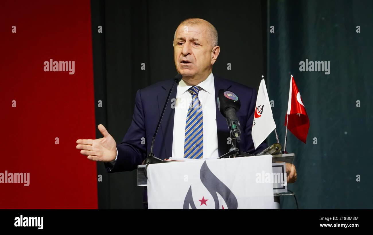 Turkiye. 19 novembre 2023. Il presidente del Partito della Vittoria Prof. Umit Ozdag ha incontrato i giovani in una conferenza sul nazionalismo turco nella linea di Ataturk. Il Partito della Vittoria è un partito politico turco di destra, ultranazionalista, anti-immigrante e kemalista fondato il 26 agosto 2021 sotto la guida di Umit Ozdag. Il partito ha fatto parte dell'Alleanza ATA nelle elezioni generali del 2023. Crediti: İdil Toffolo/Alamy Live News Foto Stock