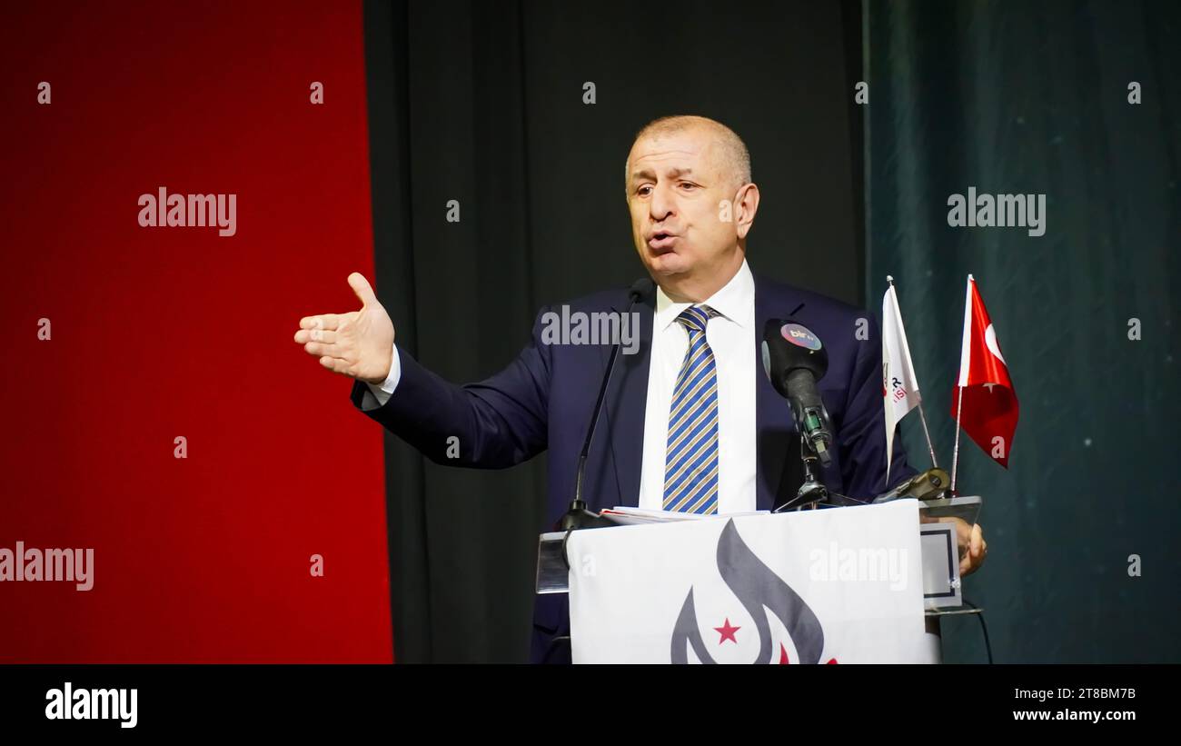 Turkiye. 19 novembre 2023. Il presidente del Partito della Vittoria Prof. Umit Ozdag ha incontrato i giovani in una conferenza sul nazionalismo turco nella linea di Ataturk. Il Partito della Vittoria è un partito politico turco di destra, ultranazionalista, anti-immigrante e kemalista fondato il 26 agosto 2021 sotto la guida di Umit Ozdag. Il partito ha fatto parte dell'Alleanza ATA nelle elezioni generali del 2023. Crediti: İdil Toffolo/Alamy Live News Foto Stock