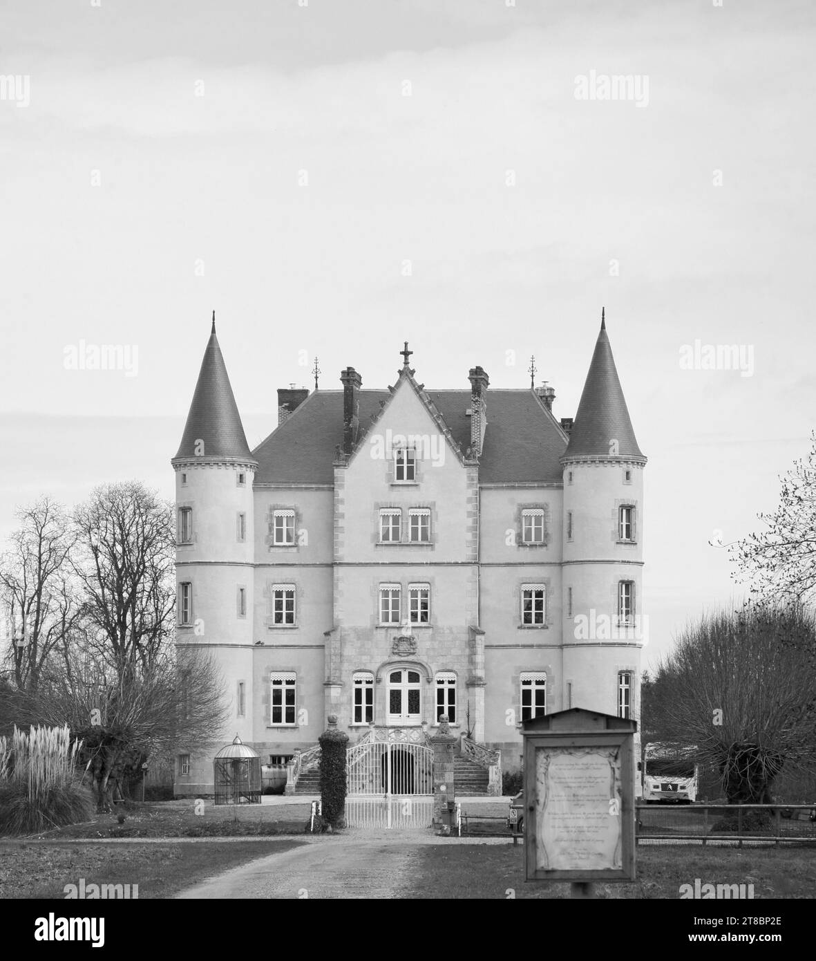 Uno splendido castello nella campagna francese, nella primavera del 2023 Foto Stock