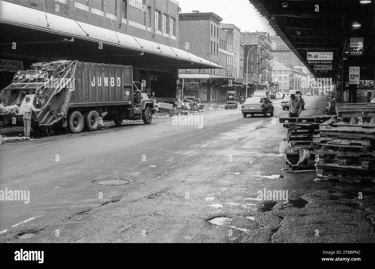 1994 vista dell'archivio in bianco e nero di New York. Vista nord-est lungo South Street, Manhattan. La prima svolta a sinistra è Beekman Street. Ponte di Brooklyn che attraversa la strada in lontananza. Foto Stock