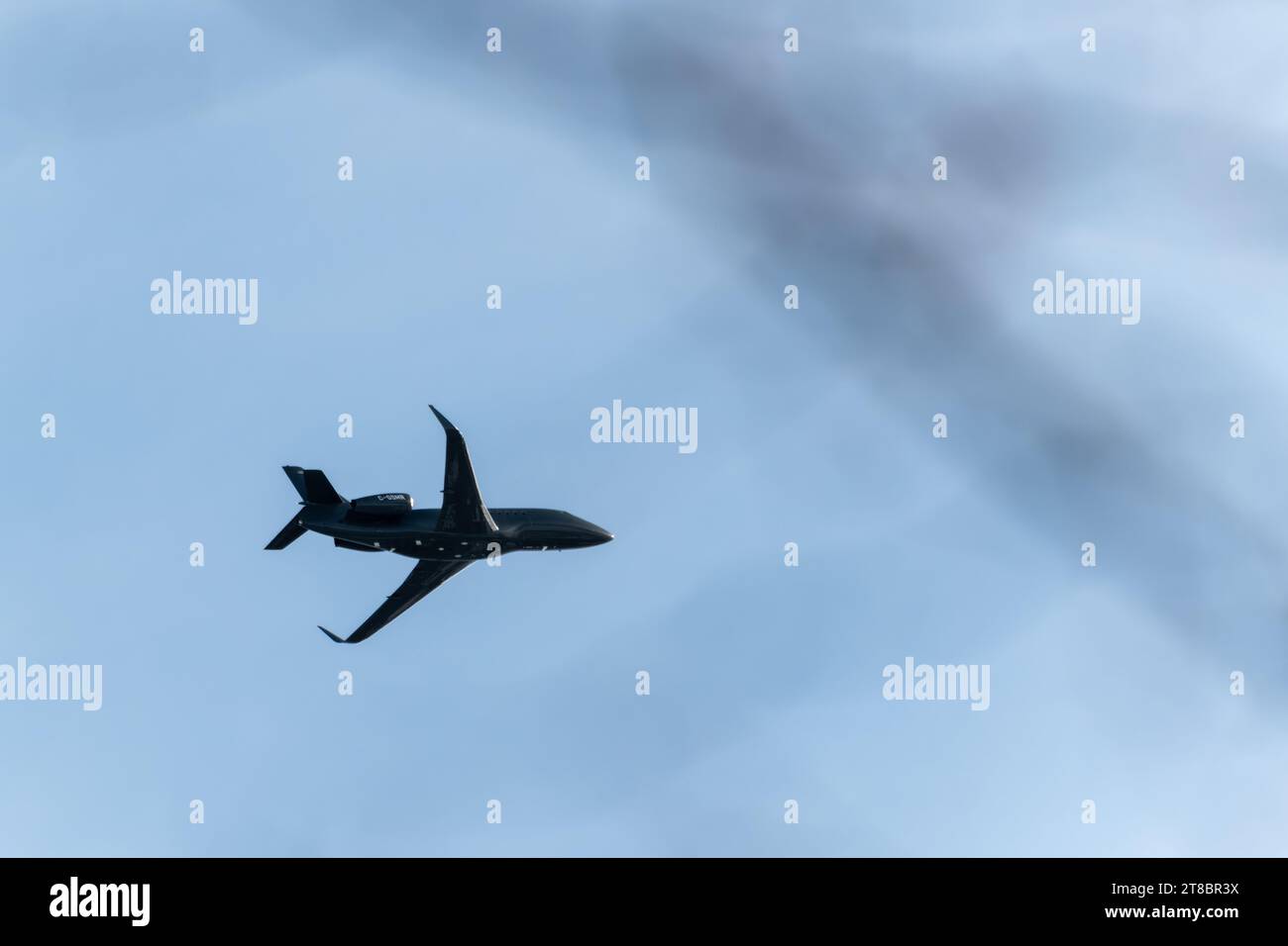 Ottawa, Ontario, Canada - 24 marzo 2023: Un jet commerciale Dassault Falcon 2000 si lancia in una posizione di emergenza durante la sua ascesa. L'aereo privato, operi Foto Stock