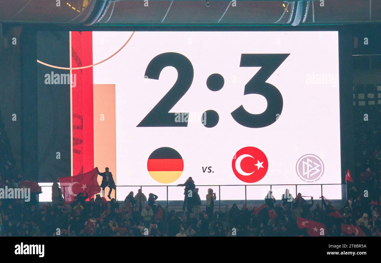 Tabellone, schermo, tabellone, digitale, LED, display, monitor, risultato finale, anzeigetafel, Endergebnis, Ergebnis, Anzeige, DFB squadra triste nella partita amichevole GERMANIA - Türkiye (ex Turchia) DEUTSCHLAND - Türkei preparazione ai Campionati europei 2024 in Germania , stagione 2023/2024, il 18 novembre 2023 a Berlino, Germania. © Peter Schatz / Alamy Live News Foto Stock