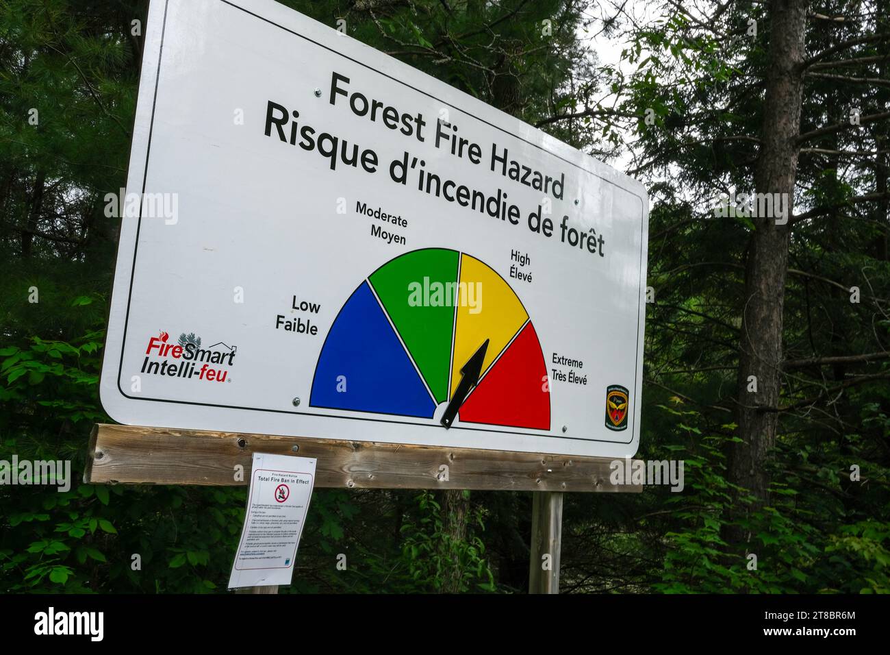 Algonquin Provincial Park, Ontario, Canada - 24 giugno 2023: Un cartello di pericolo per incendi boschivi con display a metri mostra un alto rischio di incendi boschivi nella pennsylvania Foto Stock