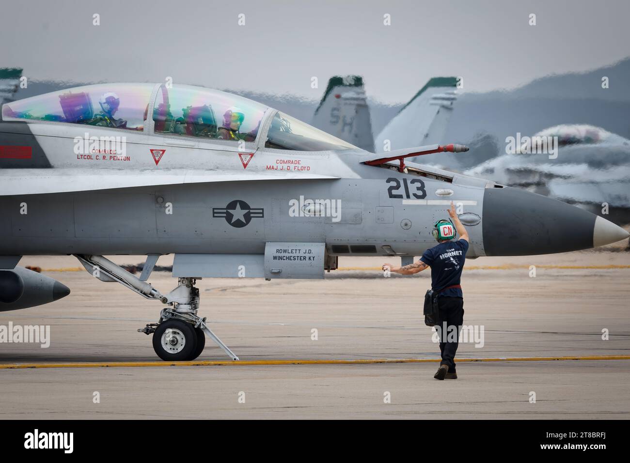 Un F-18 Hornet si prepara per il decollo sull'asfalto all'America's Airshow 2023 a Miramar, California.equipaggio aereo; equipaggio di volo; equipaggio di terra; manutentore; peo Foto Stock