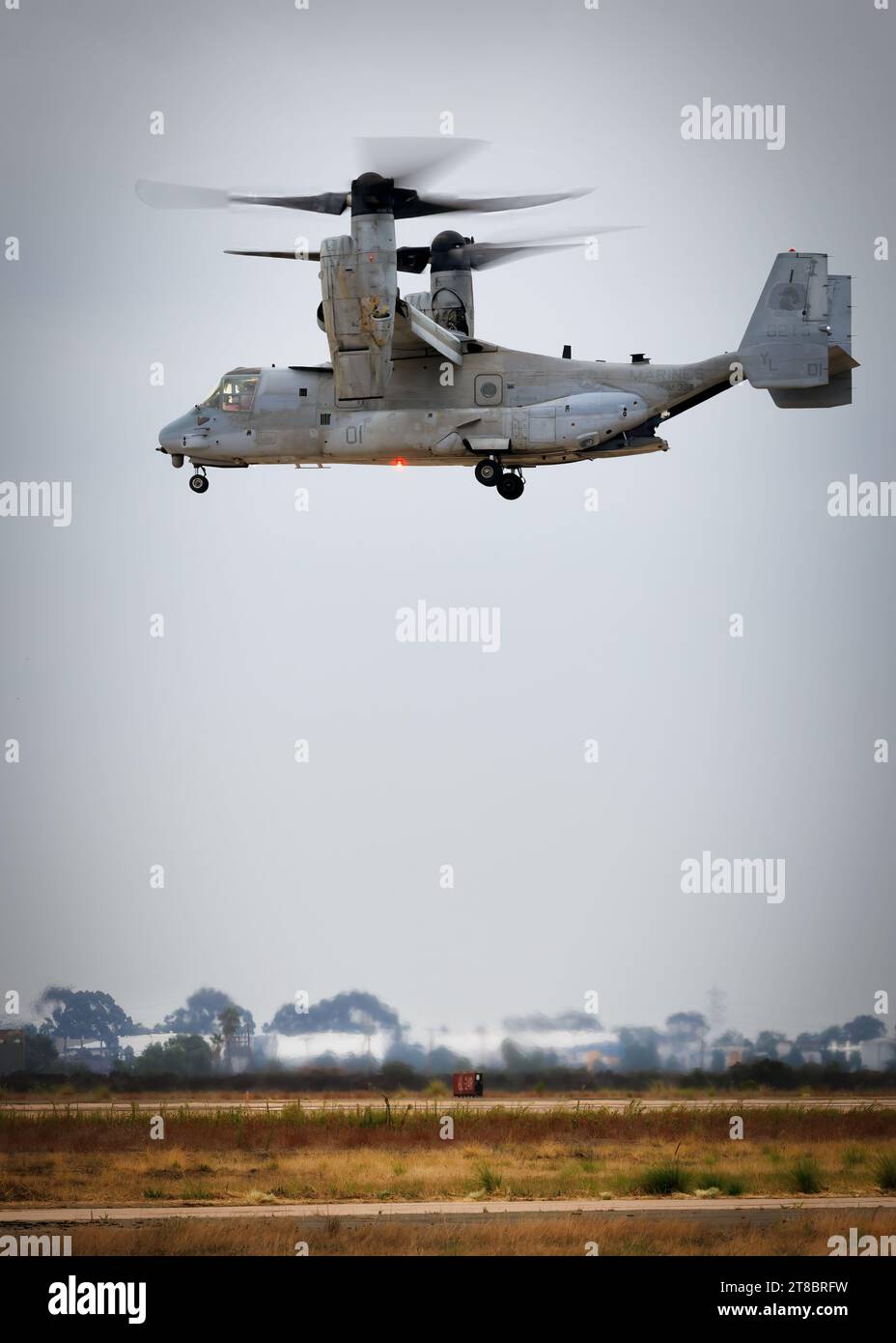 Un V-22 Osprey sorvola, in un giorno nuvoloso, all'America's Airshow 2023 a Miramar, California. Foto Stock