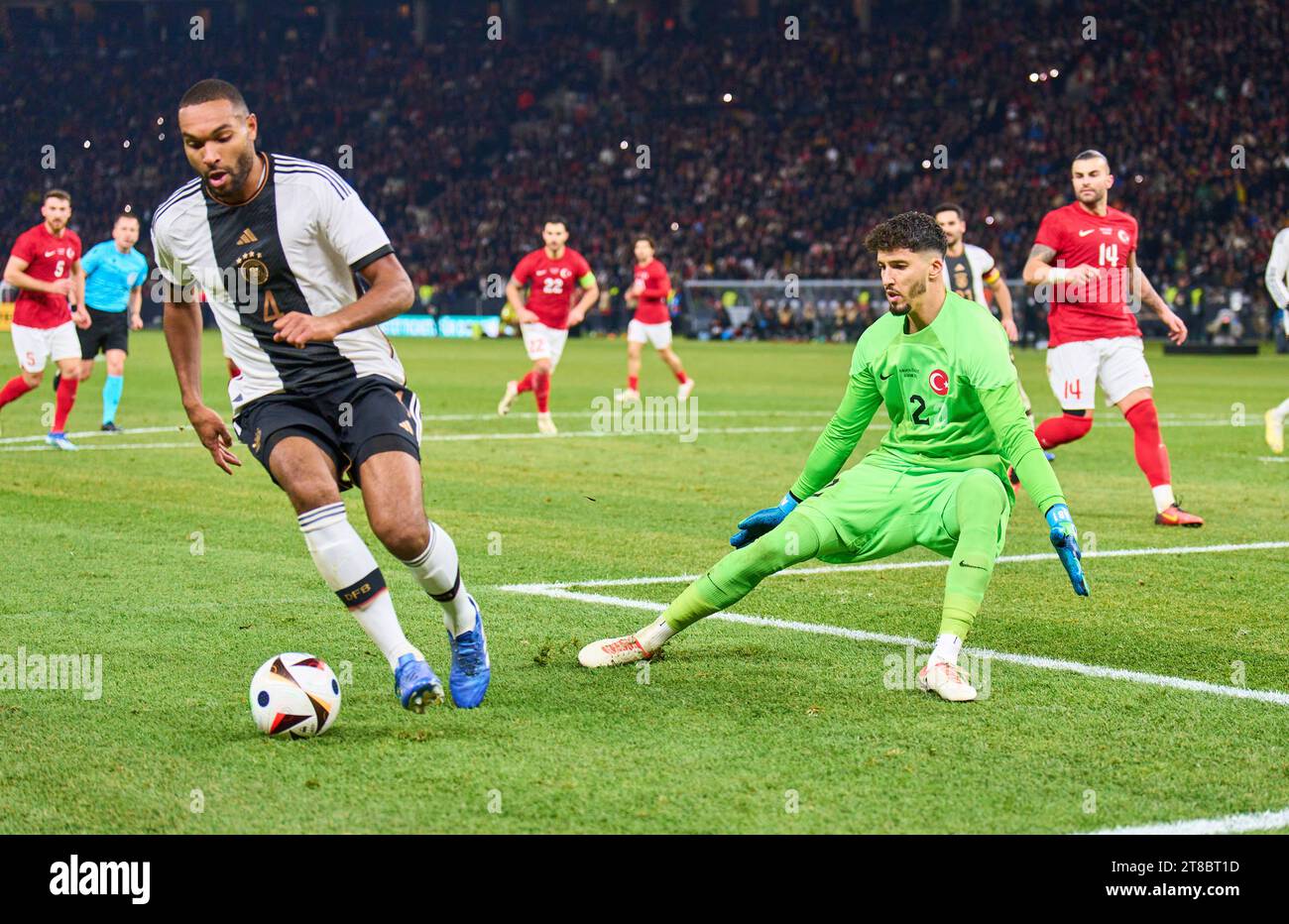 Jonathan Tah, DFB 4 competere per la palla, placcaggio, duello, header, zweikampf, azione, lotta contro Altay Bayindir, Türkiye 12 nella partita amichevole GERMANIA - Türkiye 2-3 DEUTSCHLAND - Türkei preparazione per i Campionati europei 2024 in Germania, stagione 2023/2024, il 18 novembre 2023 a Berlino, Germania. © Peter Schatz / Alamy Live News Foto Stock