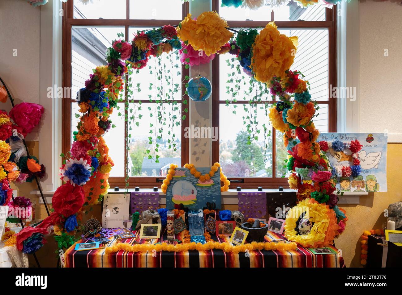 Un'ofrenda in nome della giustizia ambientale alla celebrazione annuale Día de los Muertos di El Centro de la Raza a Seattle sabato 4 novembre 20 Foto Stock
