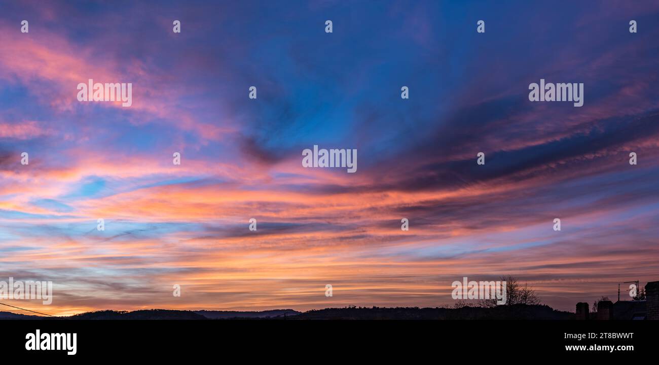 Vue panoramique du ciel Flamboyant au coucher de soleil Foto Stock
