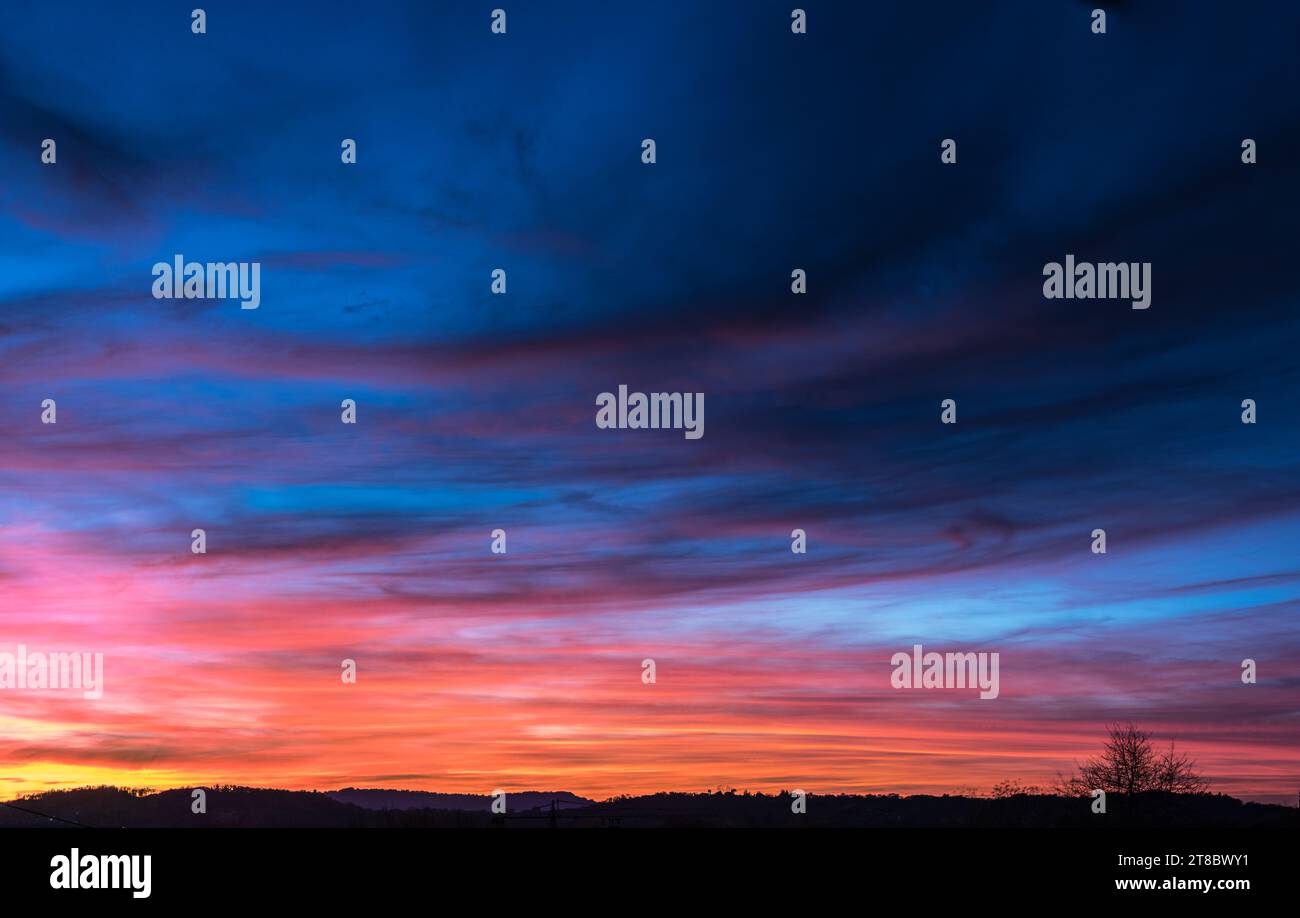 Vue panoramique du ciel Flamboyant au coucher de soleil Foto Stock
