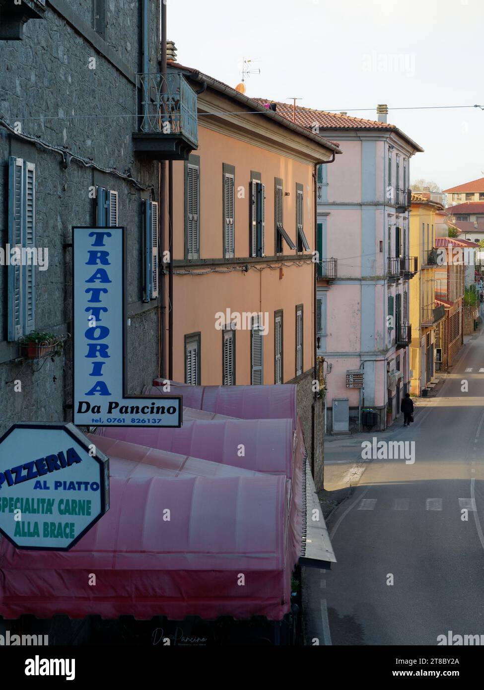 Veduta sopraelevata di una strada colorata con cartello Trattoria (ristorante tradizionale) a Montefiascone, regione Lazio, Italia, 19 novembre 2023 Foto Stock