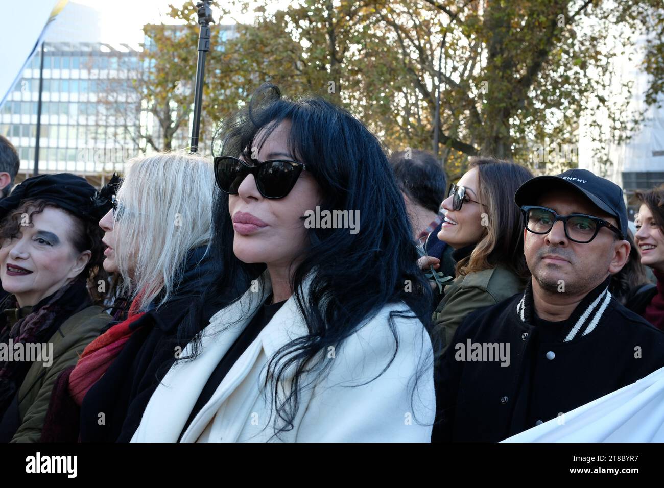 De nombreuses personnalités défilent à Paris pour la paix au moyen Orient. Une marche silencieuse organisée par le collectif "une autre voix" Foto Stock