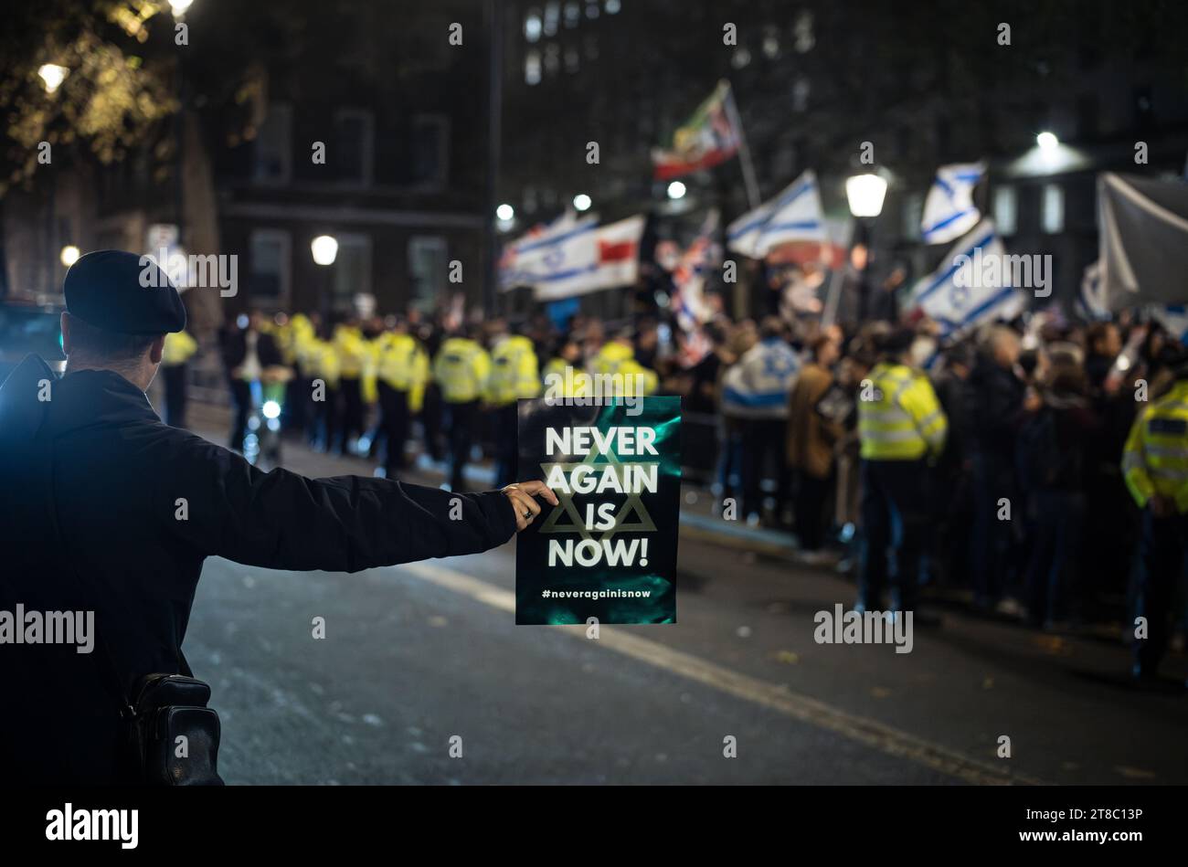 Londra, Regno Unito, 19 novembre 2023.Una manifestazione e veglia a Whitehall, Londra, tenuta da Christian Action Against Antisemitism: NEVER AGAIN IS NOW. I relatori, comprese le relazioni di coloro che sono stati presi in ostaggio dai terroristi di Hamas, si sono rivolti a una folla significativa che si era riunita a sostegno di Israele e della comunità ebraica del Regno Unito e del mondo intero. (Tennessee Jones - Alamy Live News) Foto Stock