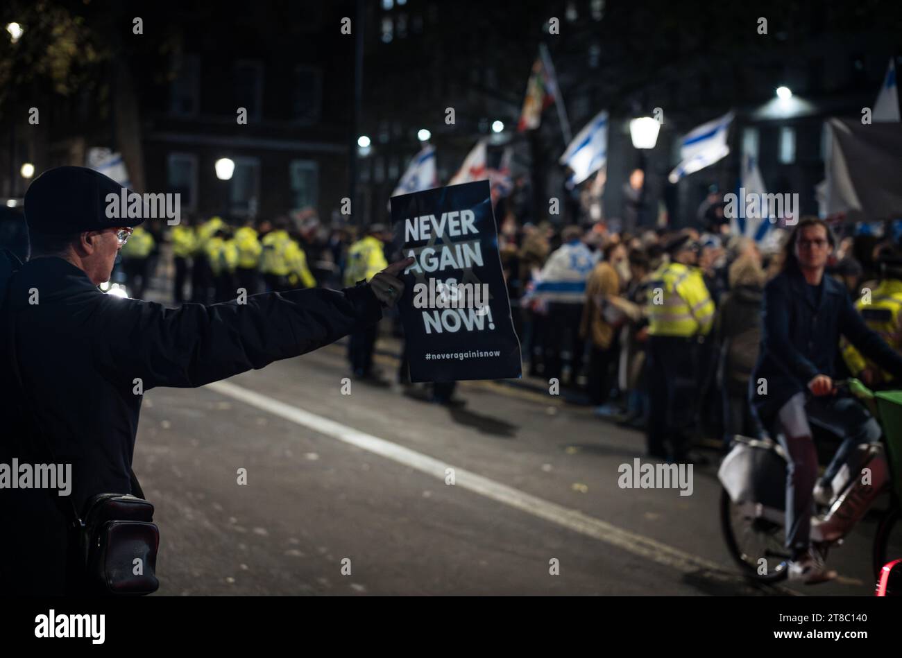 Londra, Regno Unito, 19 novembre 2023.Una manifestazione e veglia a Whitehall, Londra, tenuta da Christian Action Against Antisemitism: NEVER AGAIN IS NOW. I relatori, comprese le relazioni di coloro che sono stati presi in ostaggio dai terroristi di Hamas, si sono rivolti a una folla significativa che si era riunita a sostegno di Israele e della comunità ebraica del Regno Unito e del mondo intero. (Tennessee Jones - Alamy Live News) Foto Stock