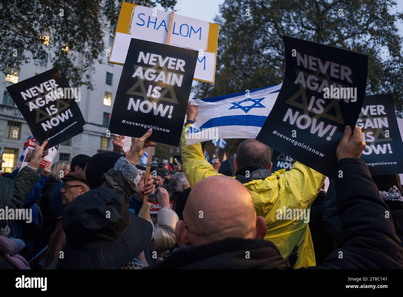 Londra, Regno Unito, 19 novembre 2023.Una manifestazione e veglia a Whitehall, Londra, tenuta da Christian Action Against Antisemitism: NEVER AGAIN IS NOW. I relatori, comprese le relazioni di coloro che sono stati presi in ostaggio dai terroristi di Hamas, si sono rivolti a una folla significativa che si era riunita a sostegno di Israele e della comunità ebraica del Regno Unito e del mondo intero. (Tennessee Jones - Alamy Live News) Foto Stock