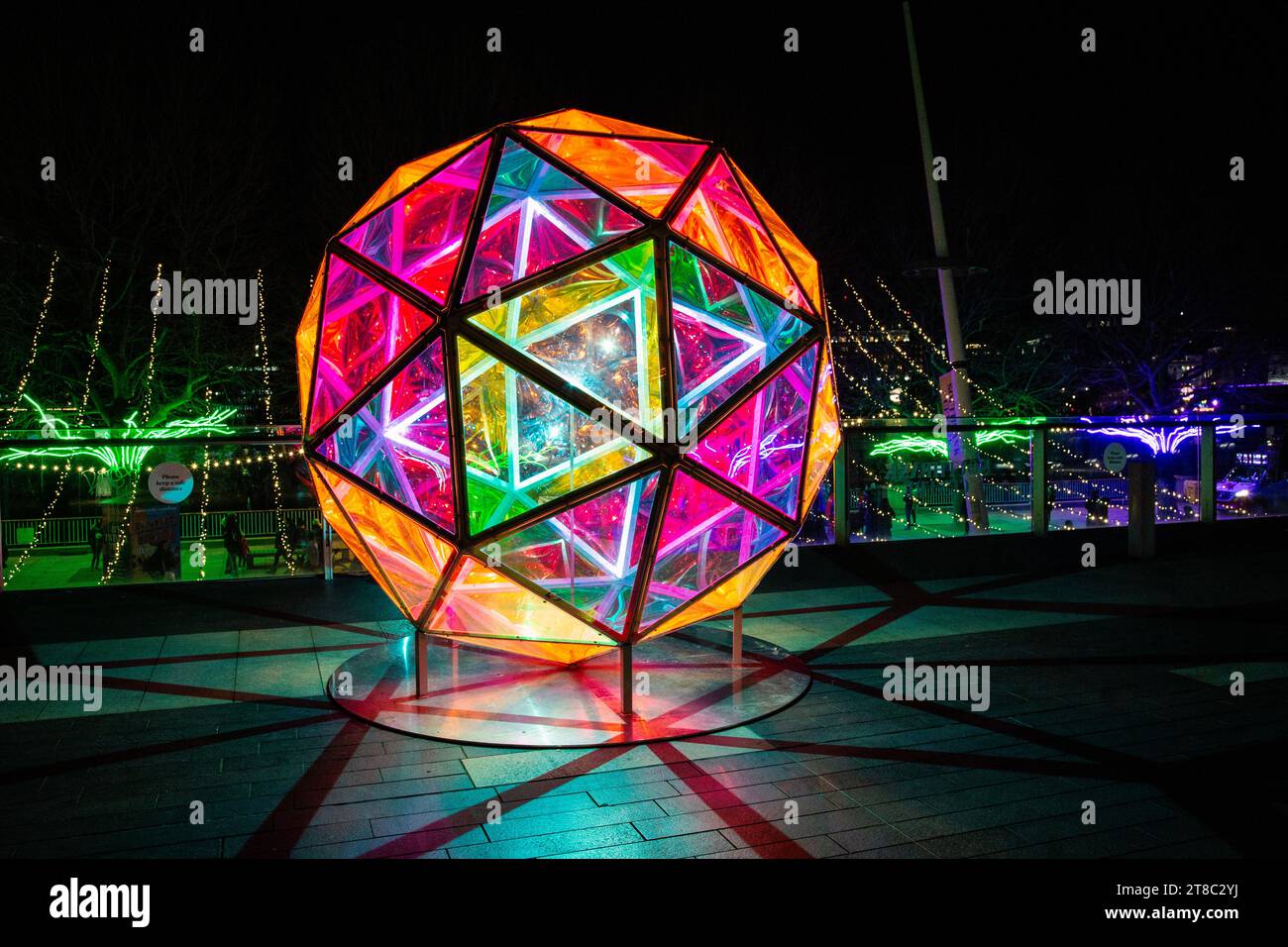 Dichroic Sphere di Jakob Kvist ourside Royal Festival Hall, Southbank, Londra, Inghilterra Foto Stock