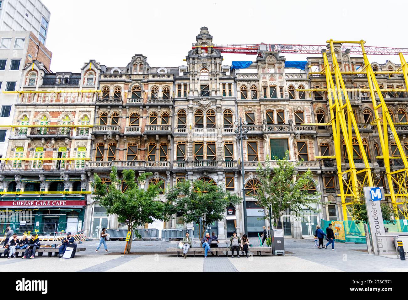 Le facciate storiche in stile Belle Époque sono state conservate come parte di uno sviluppo misto a De Brouckèreplein, Bruxelles, Belgio Foto Stock