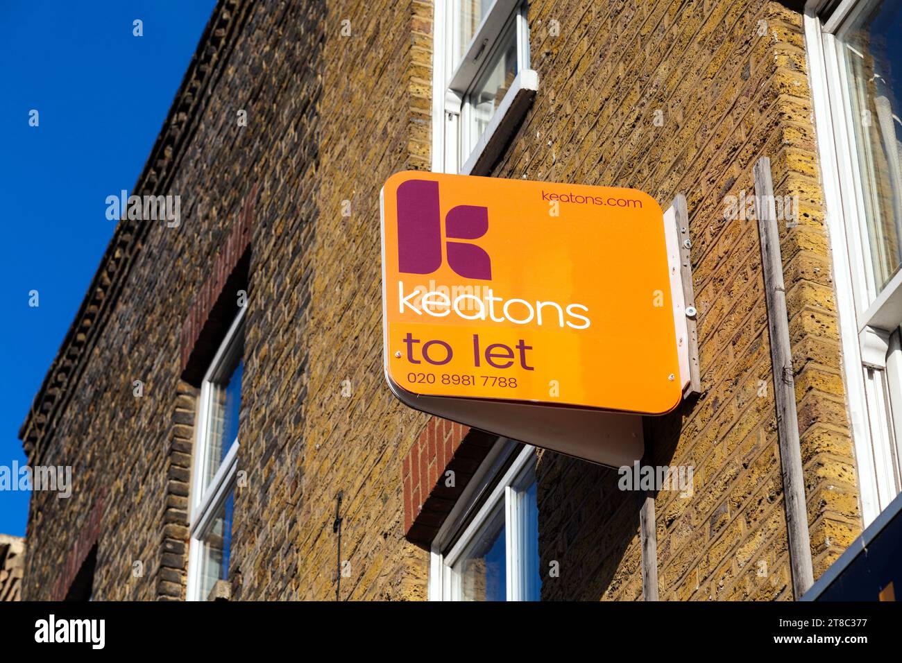 Agente immobiliare che lascia firmare Mile End, Londra, Inghilterra Foto Stock