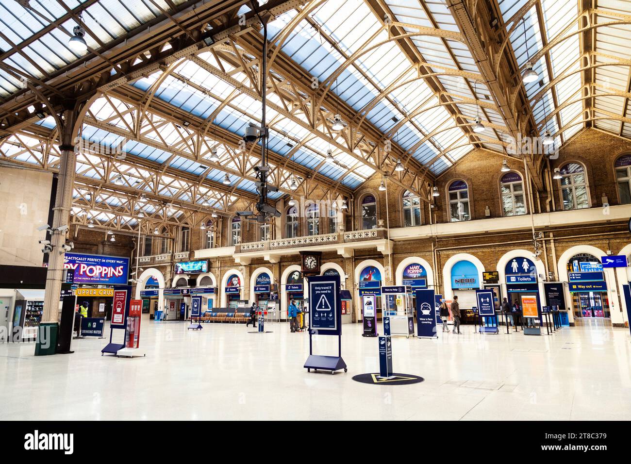 Atrio interno della stazione di Charing Cross, Londra, Inghilterra Foto Stock