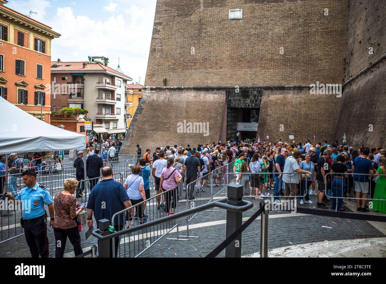 Musei Vaticani con molti turisti in fila a Roma Italia Foto Stock