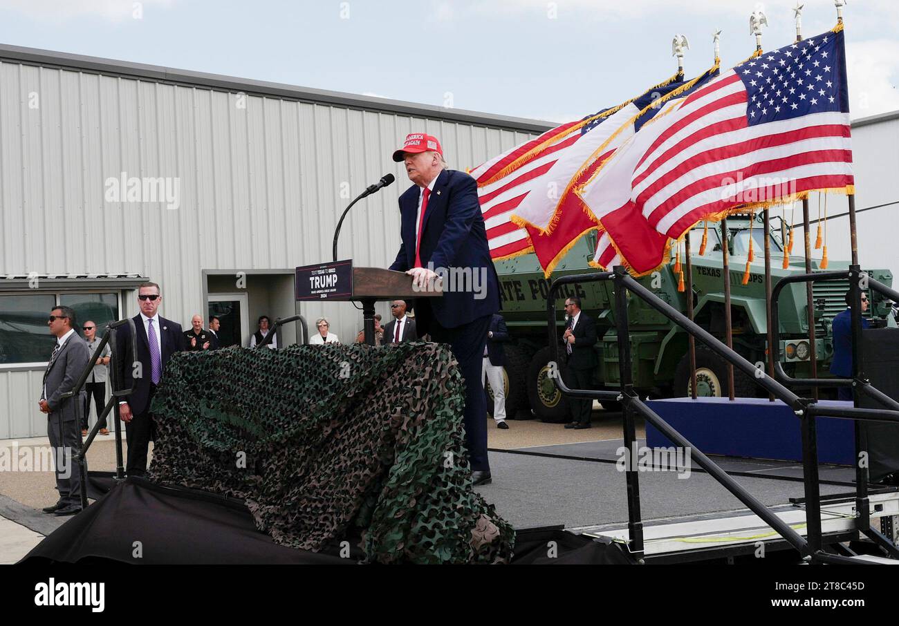 Edinburg, Texas USA, 19 novembre 2023:. L'ex presidente DONALD TRUMP, un candidato per la nomina presidenziale repubblicana, sul palco parlando ai sostenitori durante una sosta elettorale all'Aeroporto Internazionale del Texas meridionale. Foto della piscina di Delcia Lopez Foto Stock