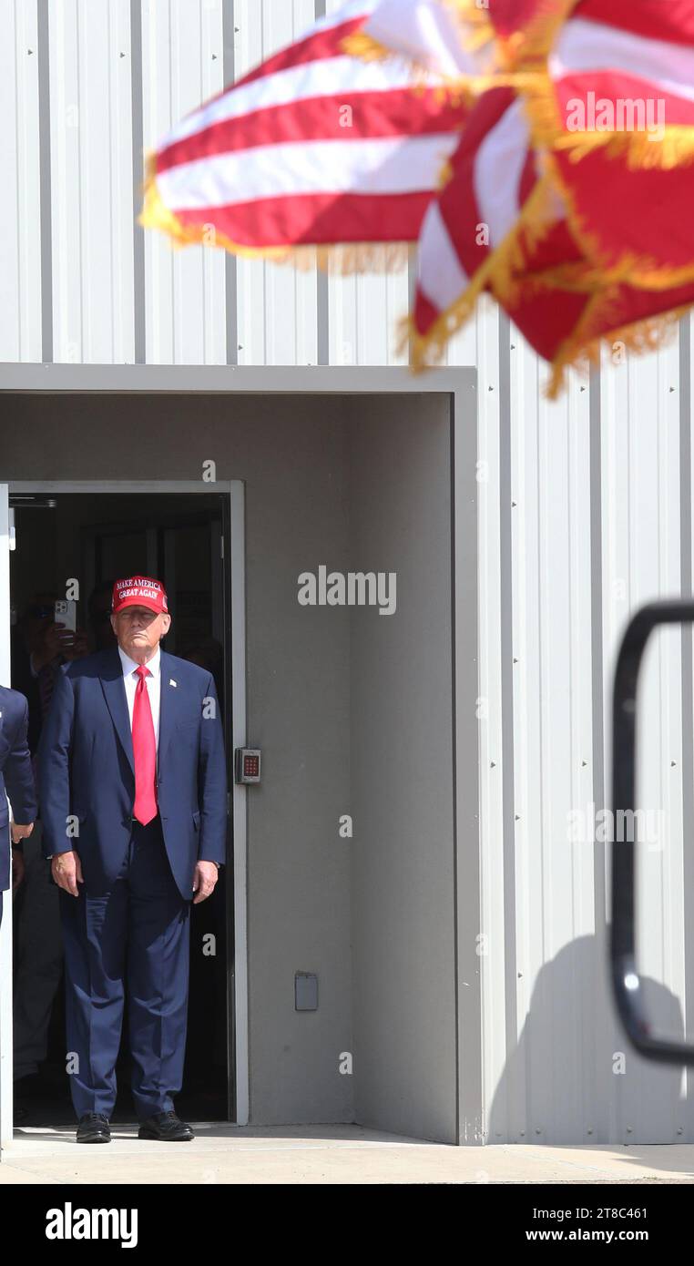 Edinburg, Texas USA, 19 novembre 2023:. L'ex presidente DONALD TRUMP, un candidato per la nomina presidenziale repubblicana, arriva al South Texas International Airport prima di parlare con i sostenitori durante una fermata della campagna fly-in-fly-out. Foto della piscina di Delcia Lopez Foto Stock