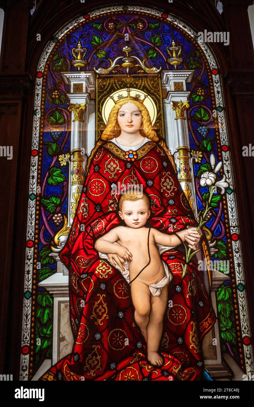 Opere d'arte in vetro colorato di Madonna e bambino nel museo Vaticann Foto Stock