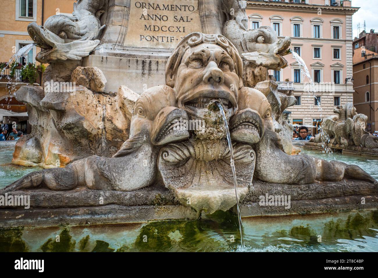 Immagine di una fontana di fronte al Pantheon, un ex tempio romano a Roma in Italia Foto Stock