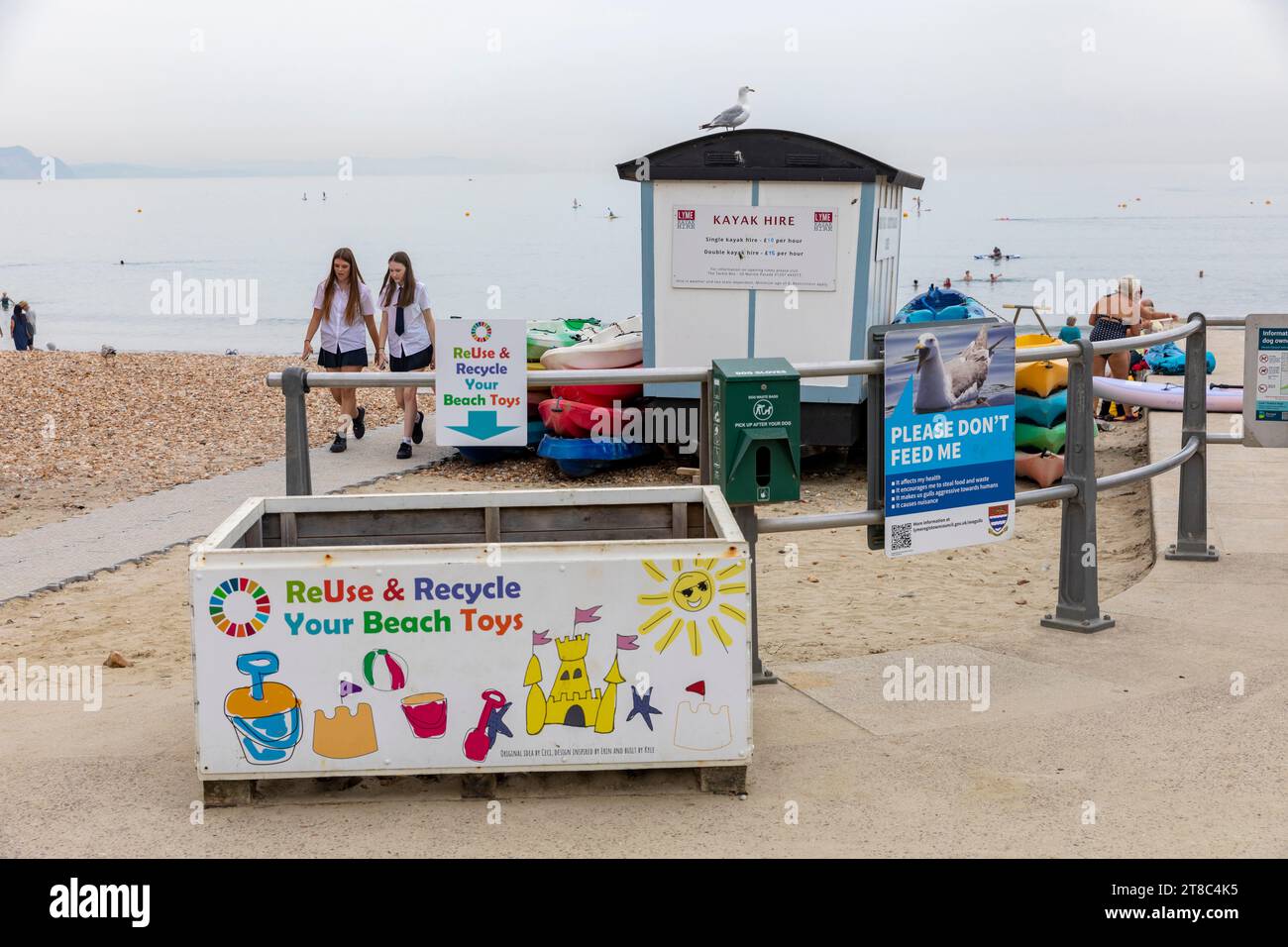 Lyme Regis fronte spiaggia, scatola di legno per la raccolta di giocattoli da spiaggia per il riutilizzo e il riciclaggio per evitare rifiuti e discarica, Inghilterra,Regno Unito,2023 Foto Stock