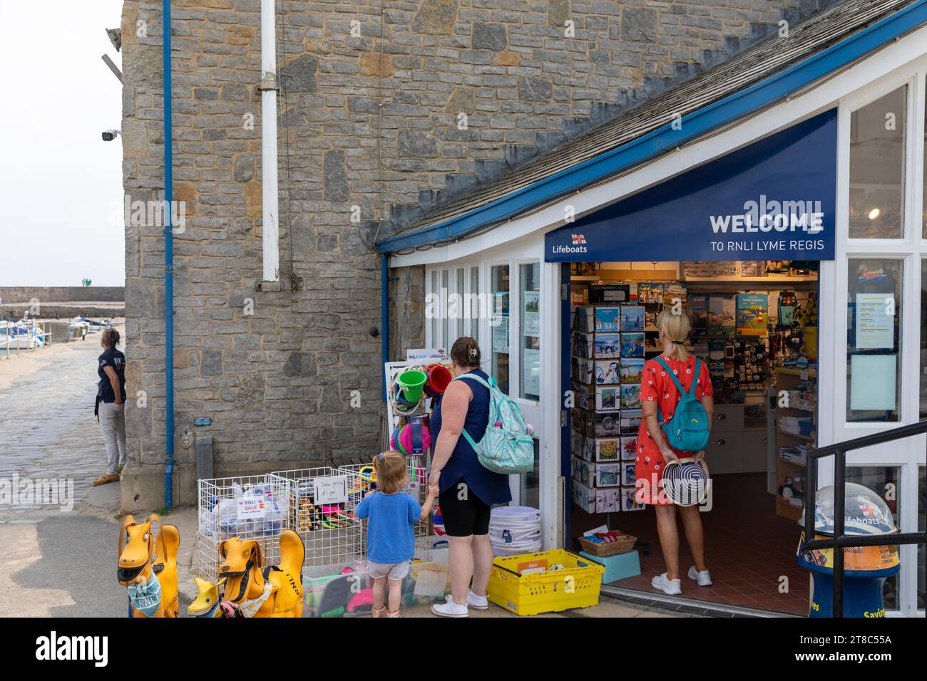 RNLI negozio di beneficenza sulla banchina di Lyme Regis, contribuendo a salvare vite in mare,Dorset,Inghilterra,Regno Unito,2023 Foto Stock