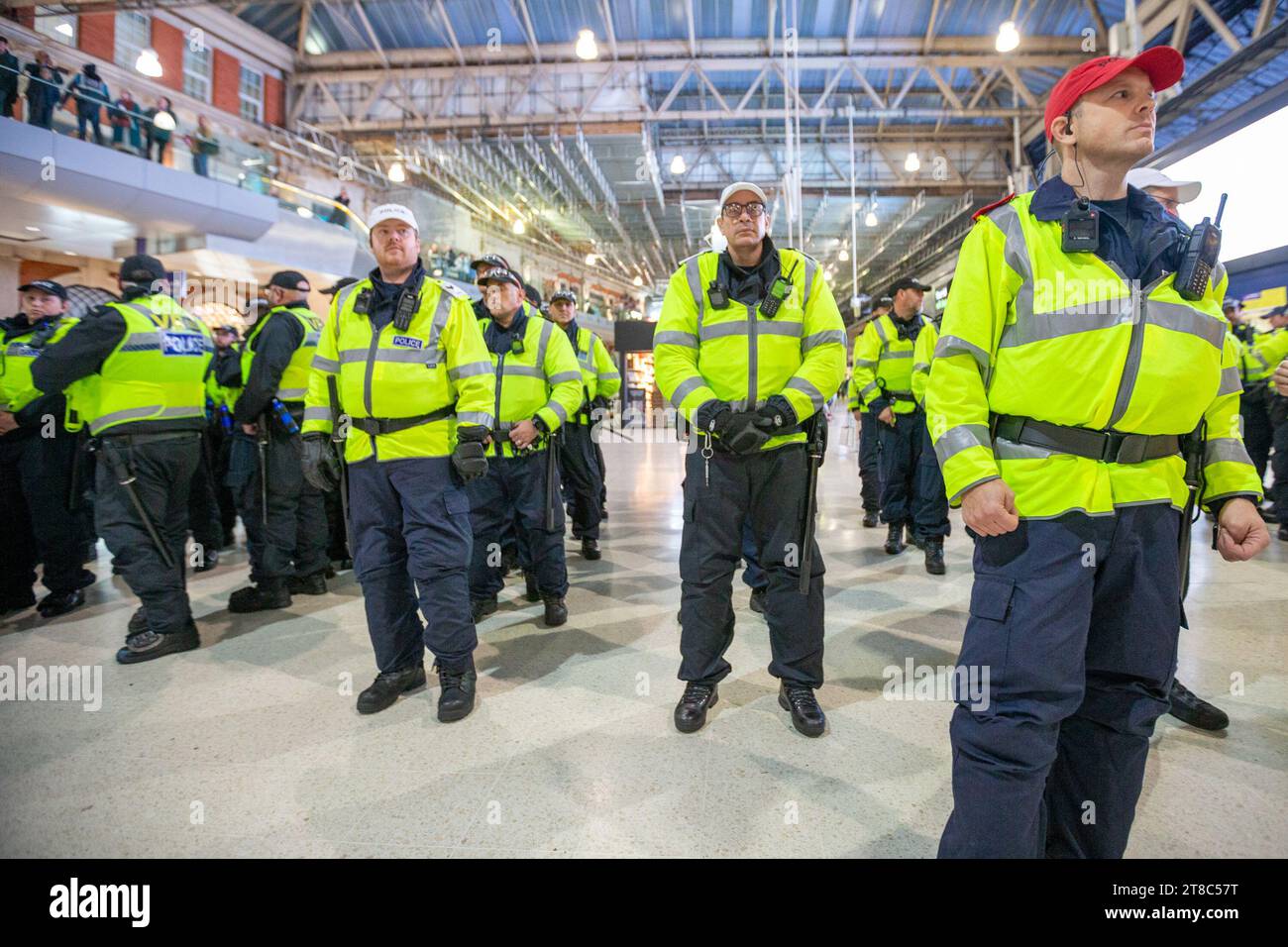 Stazione di Waterloo, Londra, Regno Unito. 18 novembre 2023. I manifestanti hanno organizzato un sit-in alla stazione di Waterloo chiedendo un cessate il fuoco e la fine dell'occupazione della Palestina. La polizia ha applicato un ordine di sezione 14A ai sensi del Public Order Act 1986, vietando un'assemblea di violazione e disperdendo il raduno. Foto Stock