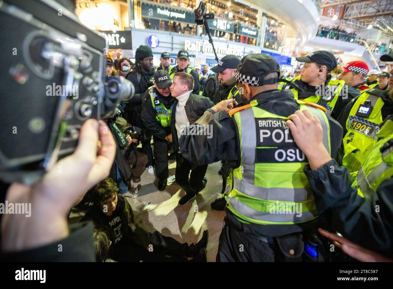 Stazione di Waterloo, Londra, Regno Unito. 18 novembre 2023. I manifestanti hanno organizzato un sit-in alla stazione di Waterloo chiedendo un cessate il fuoco e la fine dell'occupazione della Palestina. La polizia ha applicato un ordine di sezione 14A ai sensi del Public Order Act 1986, vietando un'assemblea di violazione e disperdendo il raduno. Foto Stock