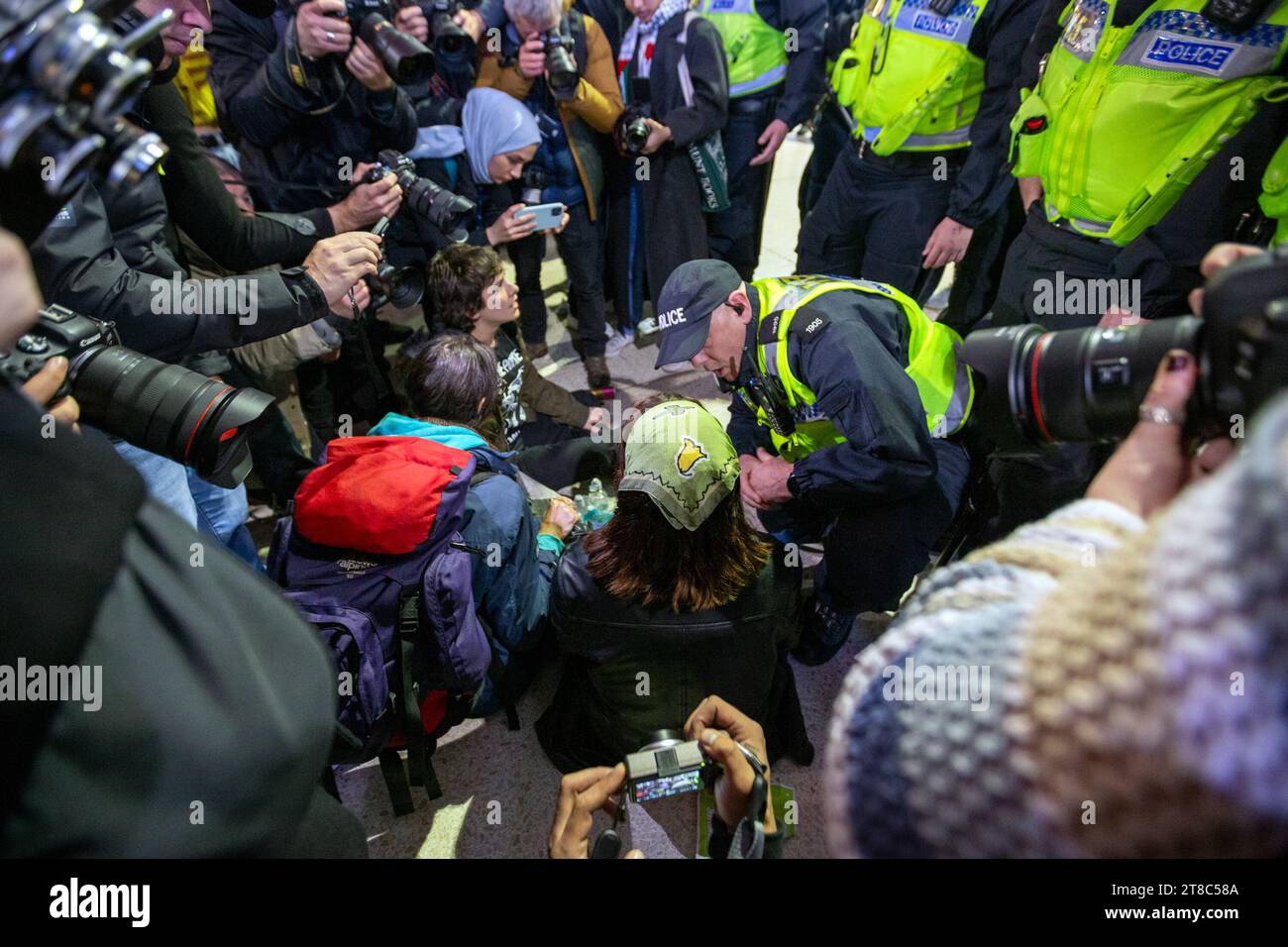 Stazione di Waterloo, Londra, Regno Unito. 18 novembre 2023. I manifestanti hanno organizzato un sit-in alla stazione di Waterloo chiedendo un cessate il fuoco e la fine dell'occupazione della Palestina. La polizia ha applicato un ordine di sezione 14A ai sensi del Public Order Act 1986, vietando un'assemblea di violazione e disperdendo il raduno. Foto Stock