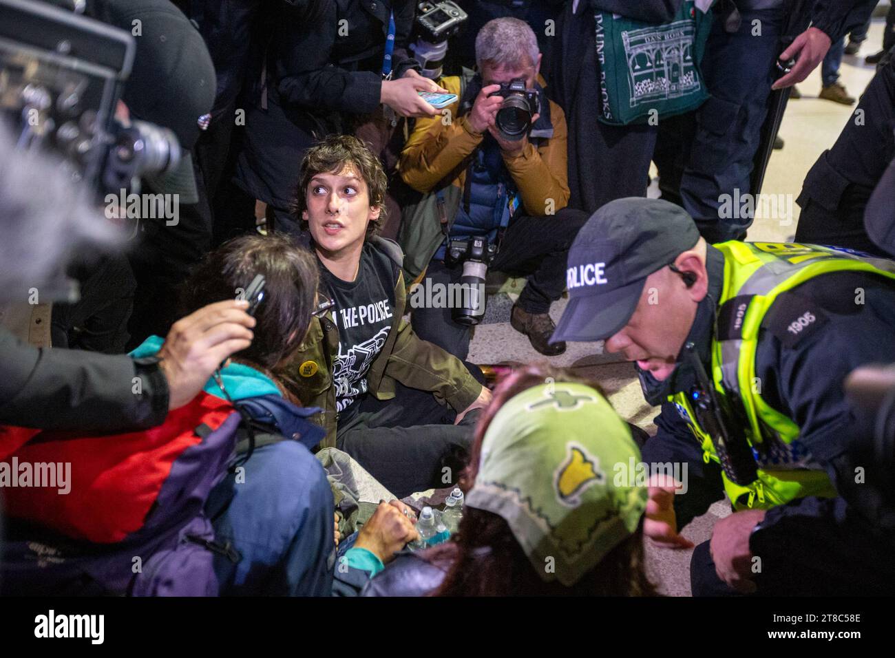 Stazione di Waterloo, Londra, Regno Unito. 18 novembre 2023. I manifestanti hanno organizzato un sit-in alla stazione di Waterloo chiedendo un cessate il fuoco e la fine dell'occupazione della Palestina. La polizia ha applicato un ordine di sezione 14A ai sensi del Public Order Act 1986, vietando un'assemblea di violazione e disperdendo il raduno. Foto Stock