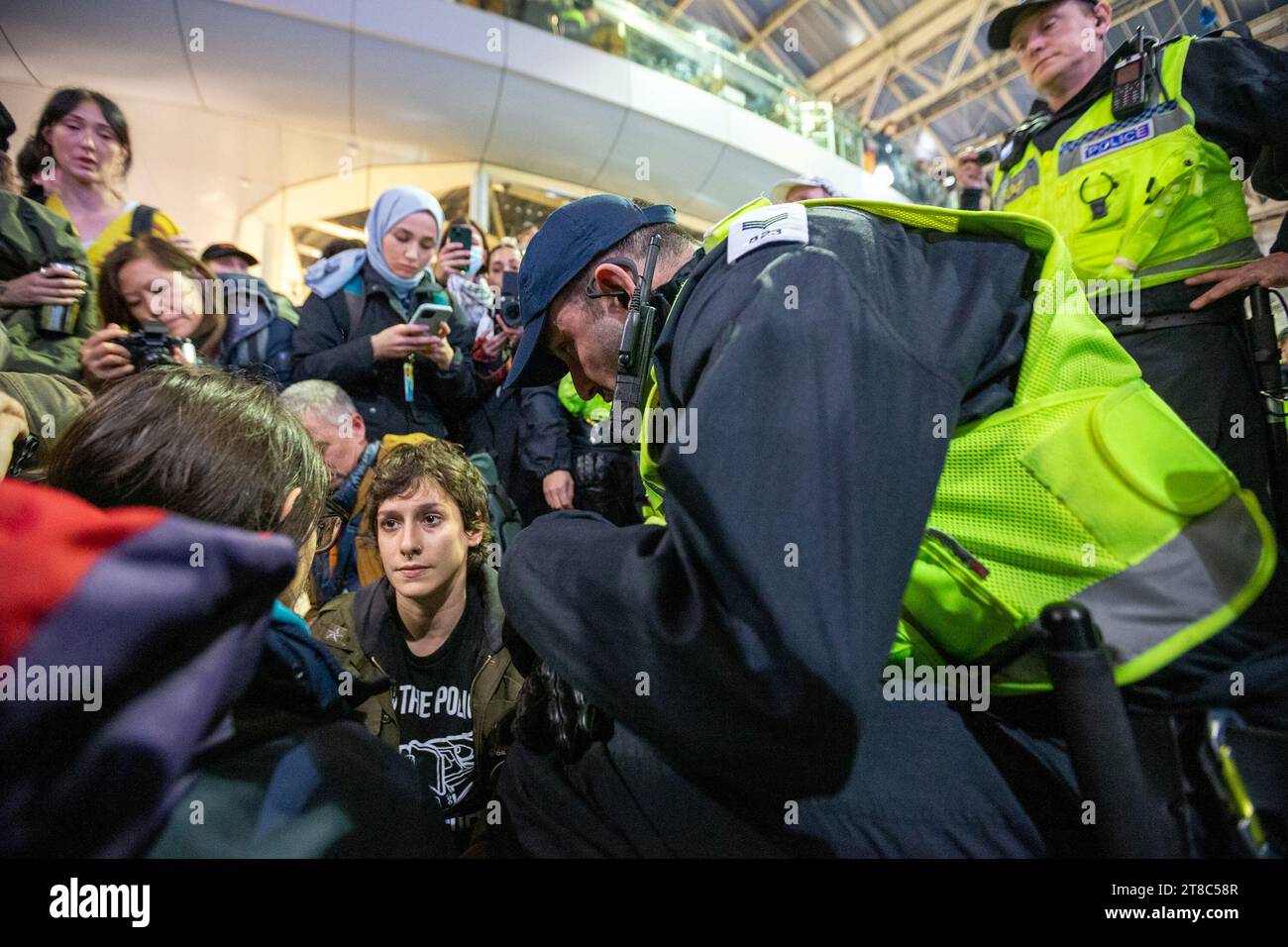 Stazione di Waterloo, Londra, Regno Unito. 18 novembre 2023. I manifestanti hanno organizzato un sit-in alla stazione di Waterloo chiedendo un cessate il fuoco e la fine dell'occupazione della Palestina. La polizia ha applicato un ordine di sezione 14A ai sensi del Public Order Act 1986, vietando un'assemblea di violazione e disperdendo il raduno. Foto Stock