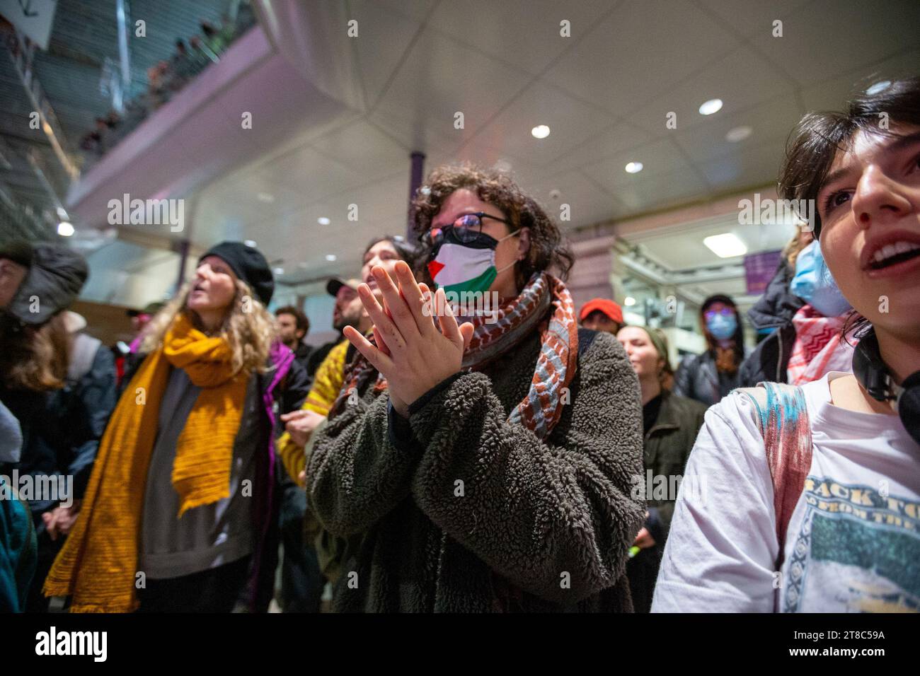Stazione di Waterloo, Londra, Regno Unito. 18 novembre 2023. I manifestanti hanno organizzato un sit-in alla stazione di Waterloo chiedendo un cessate il fuoco e la fine dell'occupazione della Palestina. La polizia ha applicato un ordine di sezione 14A ai sensi del Public Order Act 1986, vietando un'assemblea di violazione e disperdendo il raduno. Foto Stock