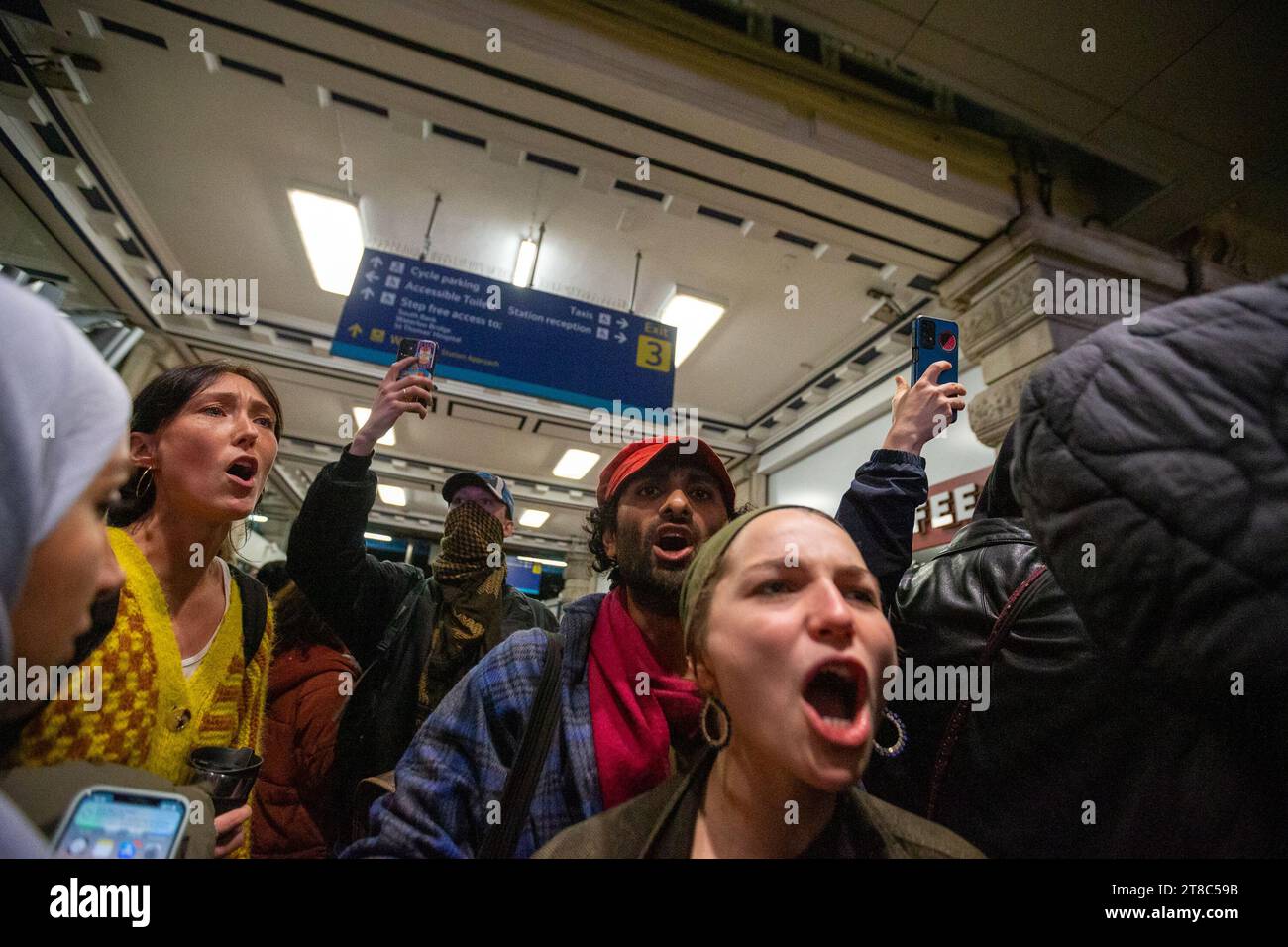 Stazione di Waterloo, Londra, Regno Unito. 18 novembre 2023. I manifestanti hanno organizzato un sit-in alla stazione di Waterloo chiedendo un cessate il fuoco e la fine dell'occupazione della Palestina. La polizia ha applicato un ordine di sezione 14A ai sensi del Public Order Act 1986, vietando un'assemblea di violazione e disperdendo il raduno. Foto Stock