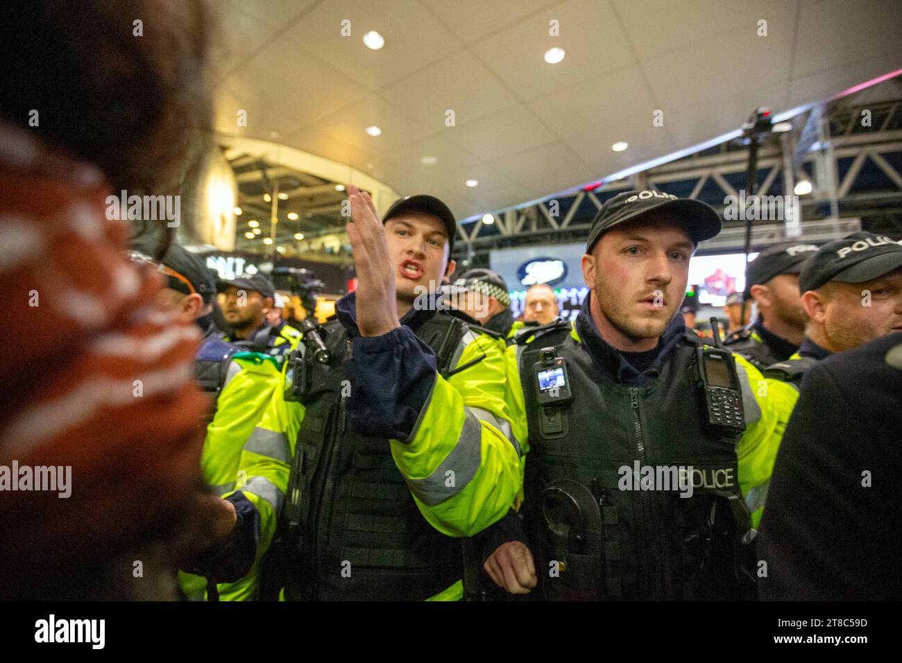 Stazione di Waterloo, Londra, Regno Unito. 18 novembre 2023. I manifestanti hanno organizzato un sit-in alla stazione di Waterloo chiedendo un cessate il fuoco e la fine dell'occupazione della Palestina. La polizia ha applicato un ordine di sezione 14A ai sensi del Public Order Act 1986, vietando un'assemblea di violazione e disperdendo il raduno. Foto Stock