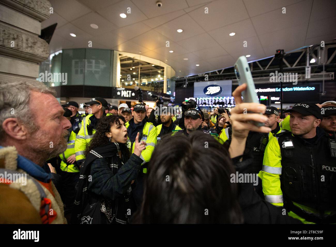 Stazione di Waterloo, Londra, Regno Unito. 18 novembre 2023. I manifestanti hanno organizzato un sit-in alla stazione di Waterloo chiedendo un cessate il fuoco e la fine dell'occupazione della Palestina. La polizia ha applicato un ordine di sezione 14A ai sensi del Public Order Act 1986, vietando un'assemblea di violazione e disperdendo il raduno. Foto Stock