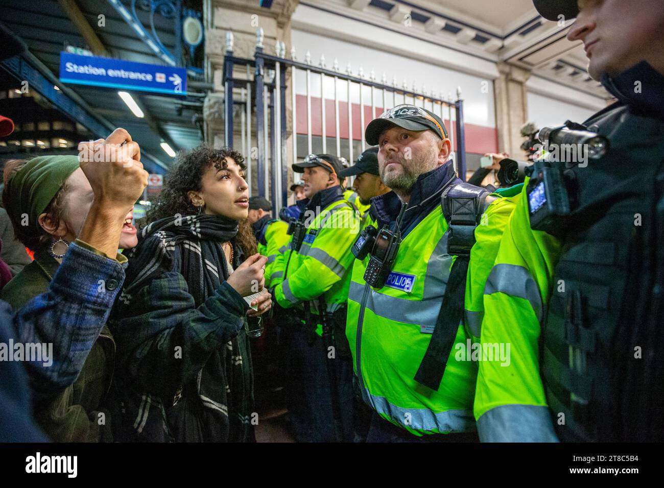 Stazione di Waterloo, Londra, Regno Unito. 18 novembre 2023. I manifestanti hanno organizzato un sit-in alla stazione di Waterloo chiedendo un cessate il fuoco e la fine dell'occupazione della Palestina. La polizia ha applicato un ordine di sezione 14A ai sensi del Public Order Act 1986, vietando un'assemblea di violazione e disperdendo il raduno. Foto Stock