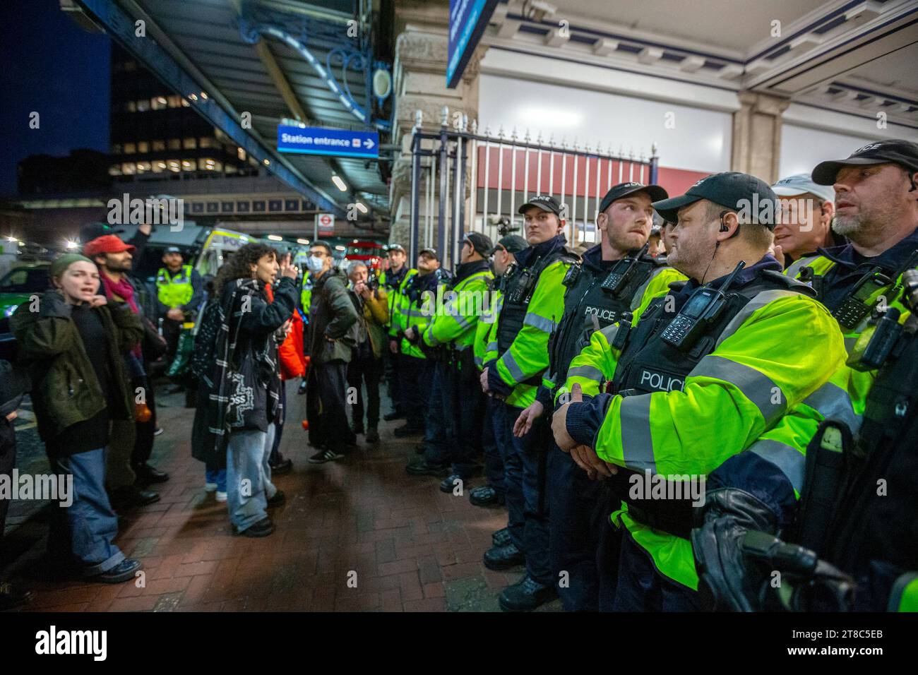 Stazione di Waterloo, Londra, Regno Unito. 18 novembre 2023. I manifestanti hanno organizzato un sit-in alla stazione di Waterloo chiedendo un cessate il fuoco e la fine dell'occupazione della Palestina. La polizia ha applicato un ordine di sezione 14A ai sensi del Public Order Act 1986, vietando un'assemblea di violazione e disperdendo il raduno. Foto Stock