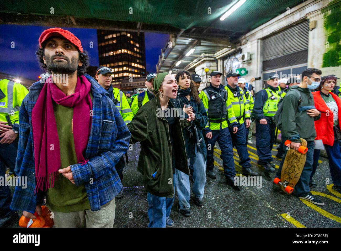 Stazione di Waterloo, Londra, Regno Unito. 18 novembre 2023. I manifestanti hanno organizzato un sit-in alla stazione di Waterloo chiedendo un cessate il fuoco e la fine dell'occupazione della Palestina. La polizia ha applicato un ordine di sezione 14A ai sensi del Public Order Act 1986, vietando un'assemblea di violazione e disperdendo il raduno. Foto Stock