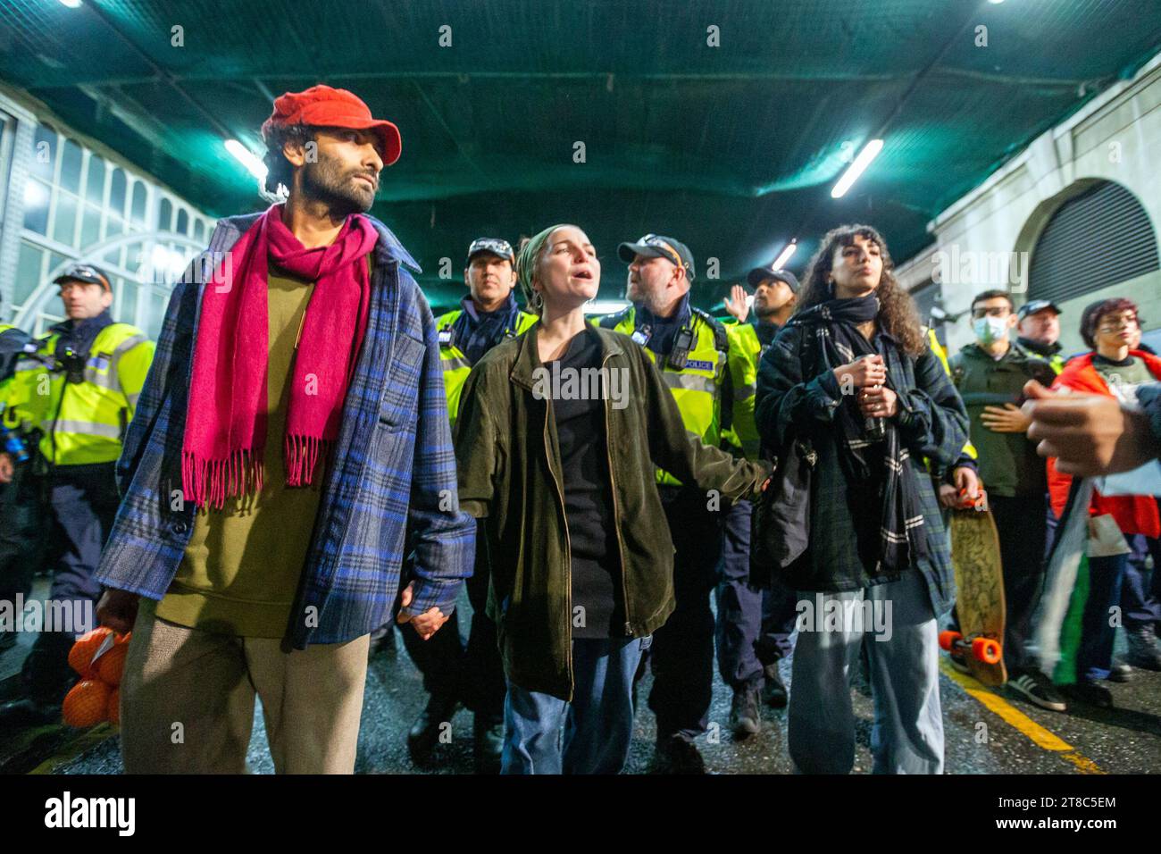 Stazione di Waterloo, Londra, Regno Unito. 18 novembre 2023. I manifestanti hanno organizzato un sit-in alla stazione di Waterloo chiedendo un cessate il fuoco e la fine dell'occupazione della Palestina. La polizia ha applicato un ordine di sezione 14A ai sensi del Public Order Act 1986, vietando un'assemblea di violazione e disperdendo il raduno. Foto Stock