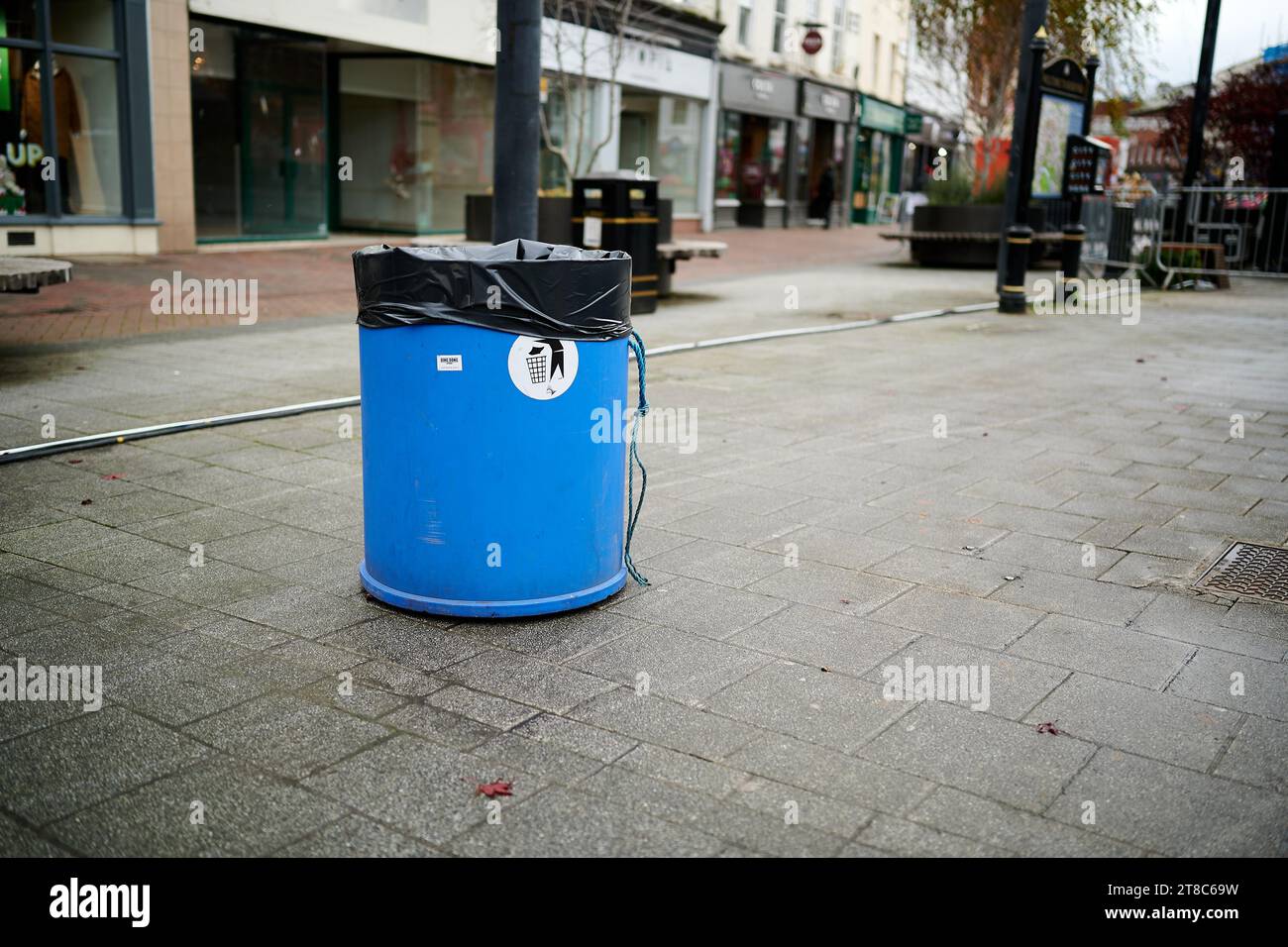 19 nov 2023 - Hereford uk: Un unico bidone blu sulla strada vuota Foto Stock