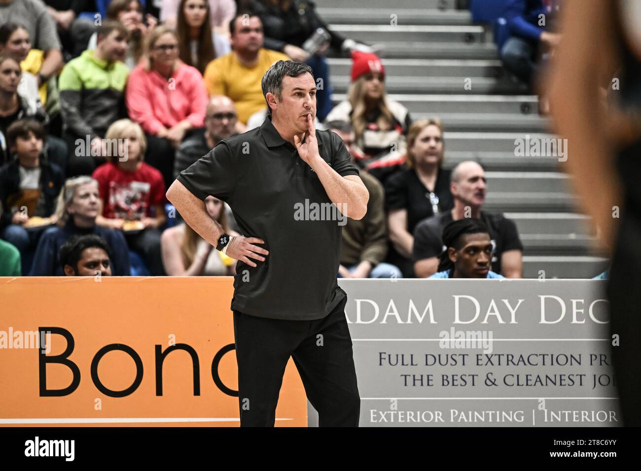 Lloyd Gardner Head Coach dei Surrey Scorchers durante la partita del British Basketball Championship Cheshire Phoenix vs Surrey Scorchers all'Ellesmere Port Sports Village, Ellesmere Port, Regno Unito, 19 novembre 2023 (foto di Craig Thomas/News Images) Foto Stock