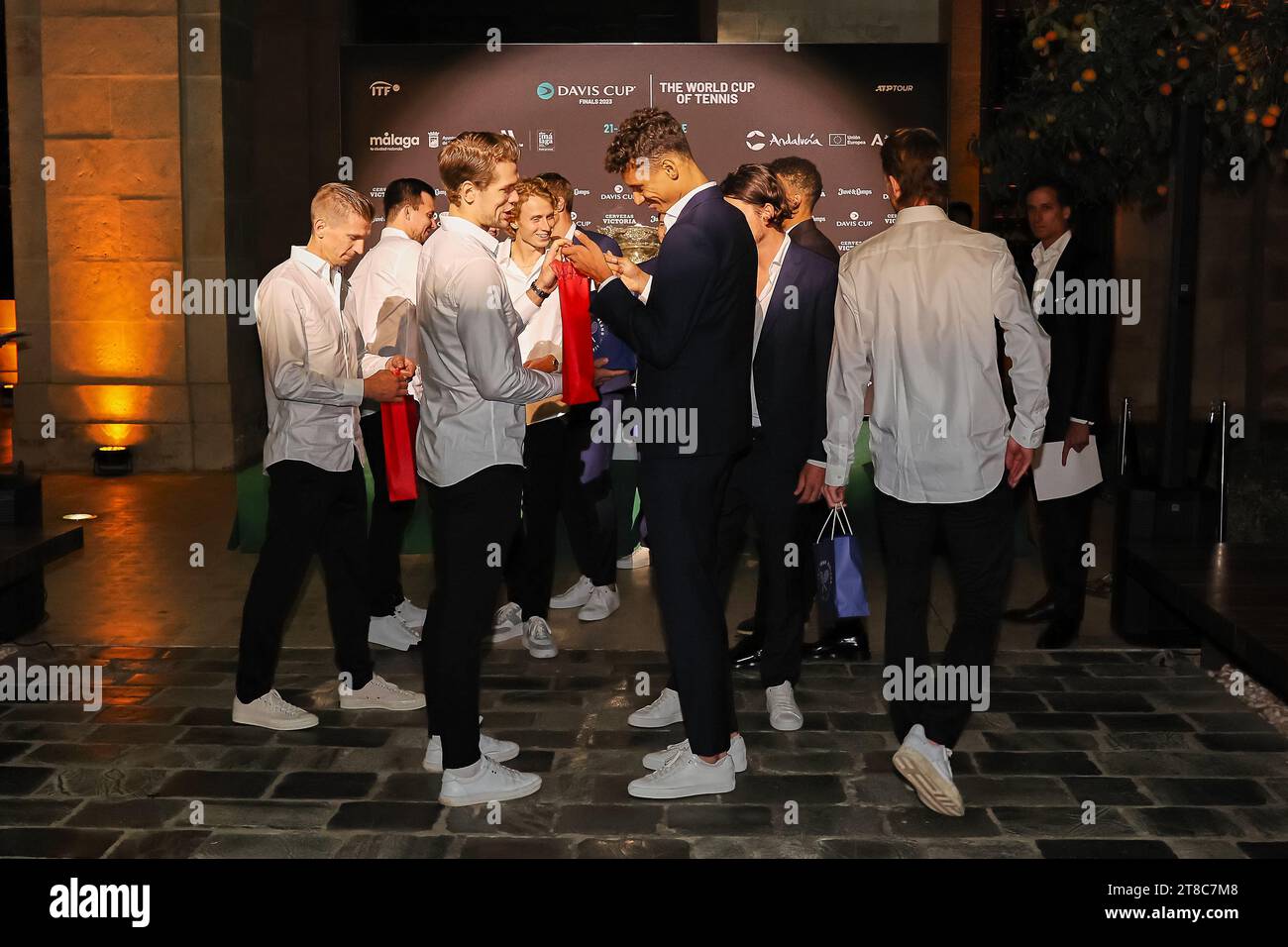 Malaga, Malaga, Spagna. 20 novembre 2023. Team Finland e Team Canada, u.a. Emil Ruusuvuori (fin), otto Virtanen (fin), Patrick Kaukovalta (fin), Harri HeliÃ¶vaara (fin), Patrik Niklas-Salminen (fin), Jarkko Nieminen (fin) - Capitano, Felix Auger-Aliassime (CAN), Milos Raonic (CAN), Vasek Pospisil (CAN), Gabriel Diallo (CAN), Alexis Galarneau (CAN), Frank Dancevic (CAN) - il capitano stringe la mano, cambia regali durante le finali di Coppa Davis a Malaga all'Arena of Unicaja (immagine di credito: © Mathias Schulz/ZUMA Press Wire) SOLO PER USO EDITORIALE! Non per USO commerciale! Foto Stock