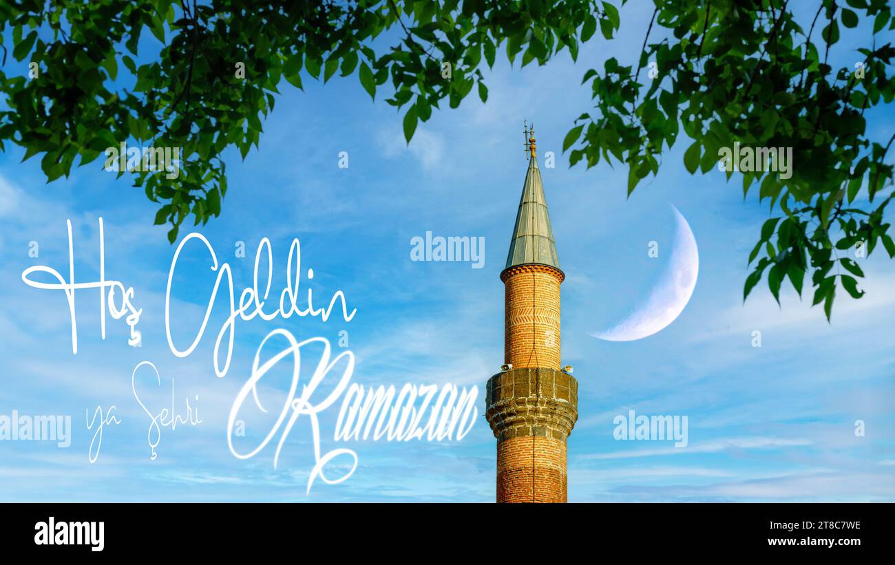 HOS Geldin Ya Sehri Ramazan o Ramazan Kareem. Moschea della porta georgiana e cielo blu luna a mezzaluna. Benvenuto nel testo del mese Santo del Ramadan. Foto Stock