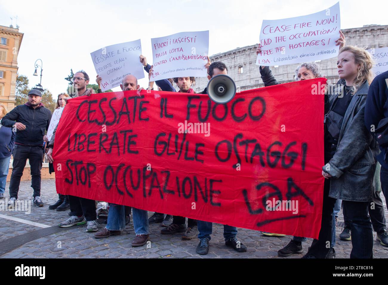 Roma, Italia. 19 novembre 2023. Gli attivisti di LEA (laboratorio ebraico antirazzista) mostrano uno striscione per chiedere un cessate il fuoco a Gaza e il rilascio degli ostaggi imprigionati da Hamas di fronte al Colosseo. (Immagine di credito: © Matteo Nardone/Pacific Press via ZUMA Press Wire) SOLO USO EDITORIALE! Non per USO commerciale! Foto Stock