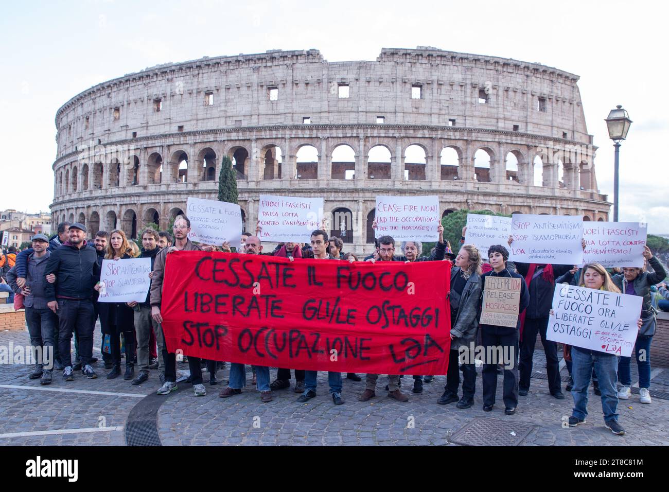 Roma, Italia. 19 novembre 2023. Gli attivisti di LEA (laboratorio ebraico antirazzista) mostrano uno striscione per chiedere un cessate il fuoco a Gaza e il rilascio degli ostaggi imprigionati da Hamas di fronte al Colosseo. (Immagine di credito: © Matteo Nardone/Pacific Press via ZUMA Press Wire) SOLO USO EDITORIALE! Non per USO commerciale! Foto Stock